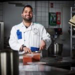 Mohammed Alsaadi, iværksætter og indehaver af Madsynet, demonstrerer sin kulinariske ekspertise i køkkenet. Fotograf: Kristian Løk.