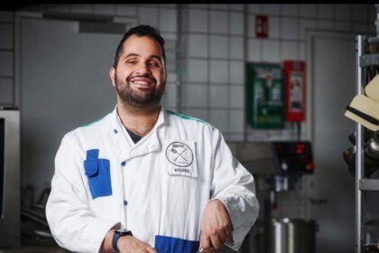 Mohammed Alsaadi, iværksætter og indehaver af Madsynet, demonstrerer sin kulinariske ekspertise i køkkenet. Fotograf: Kristian Løk.