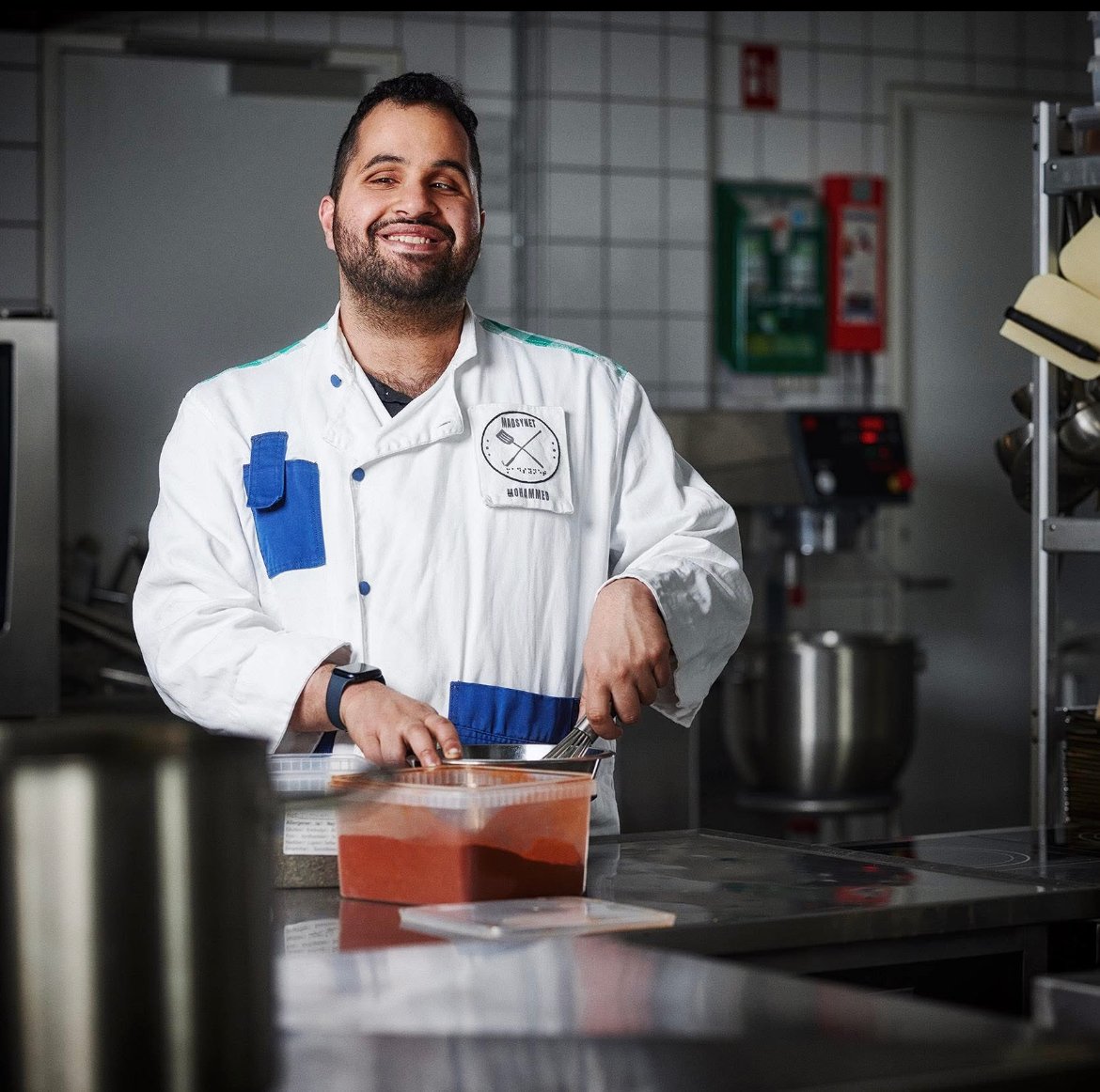 Mohammed Alsaadi, iværksætter og indehaver af Madsynet, demonstrerer sin kulinariske ekspertise i køkkenet. Fotograf: Kristian Løk.